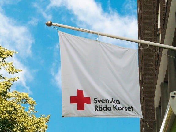 En rödakors-flagga Linköping kommun
