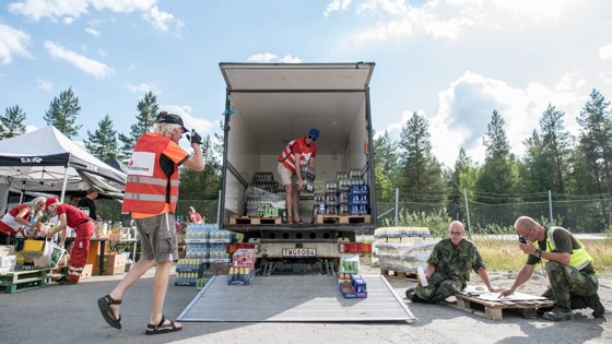 Personal lastar en skåpbil i Ljusdal