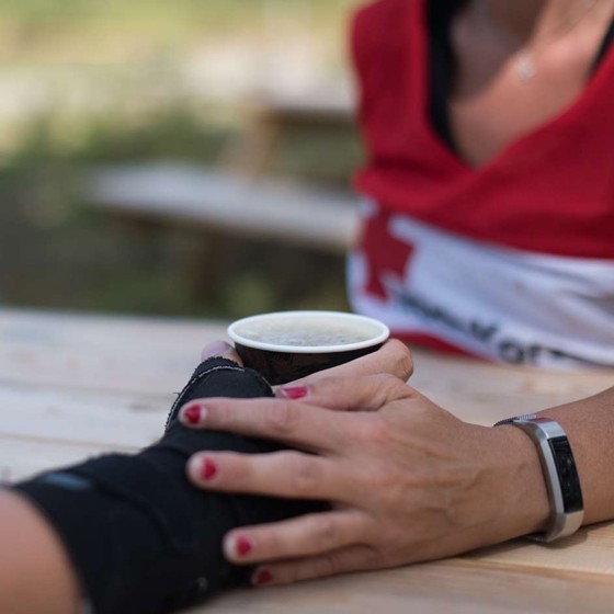 Hand håller i kaffekopp