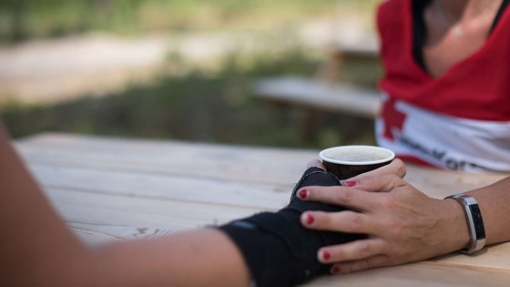 Hand håller i kaffekopp