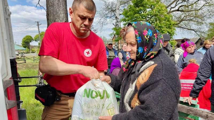 Vi hjälper utsatta i Kiev-regionen. Humanitär hjälp i form av mat delas ut till ensamstående, familjer med många barn och äldre.