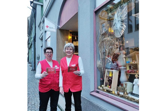 Sparbanken skänker en julgåva till Karlshamns Rödakorskrets.