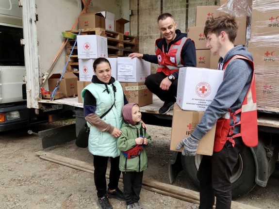 Röda Korset volontärer delar ut nödhjälp.