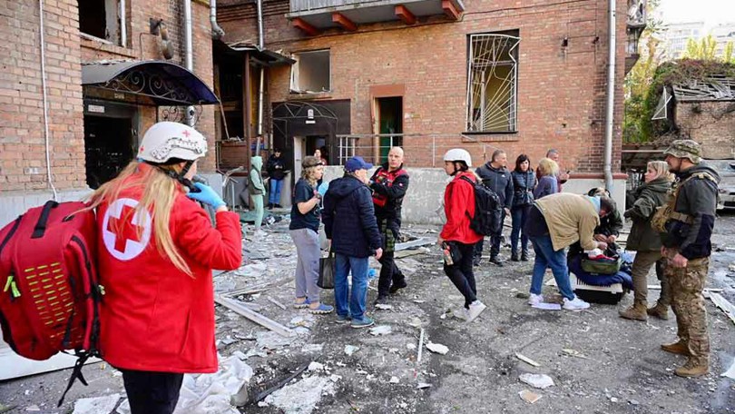 Här är våra förstahjälpare på plats för att hjälpa skadade efter en attack i Kiev.